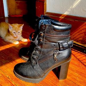 BLACK GUESS BOOTS